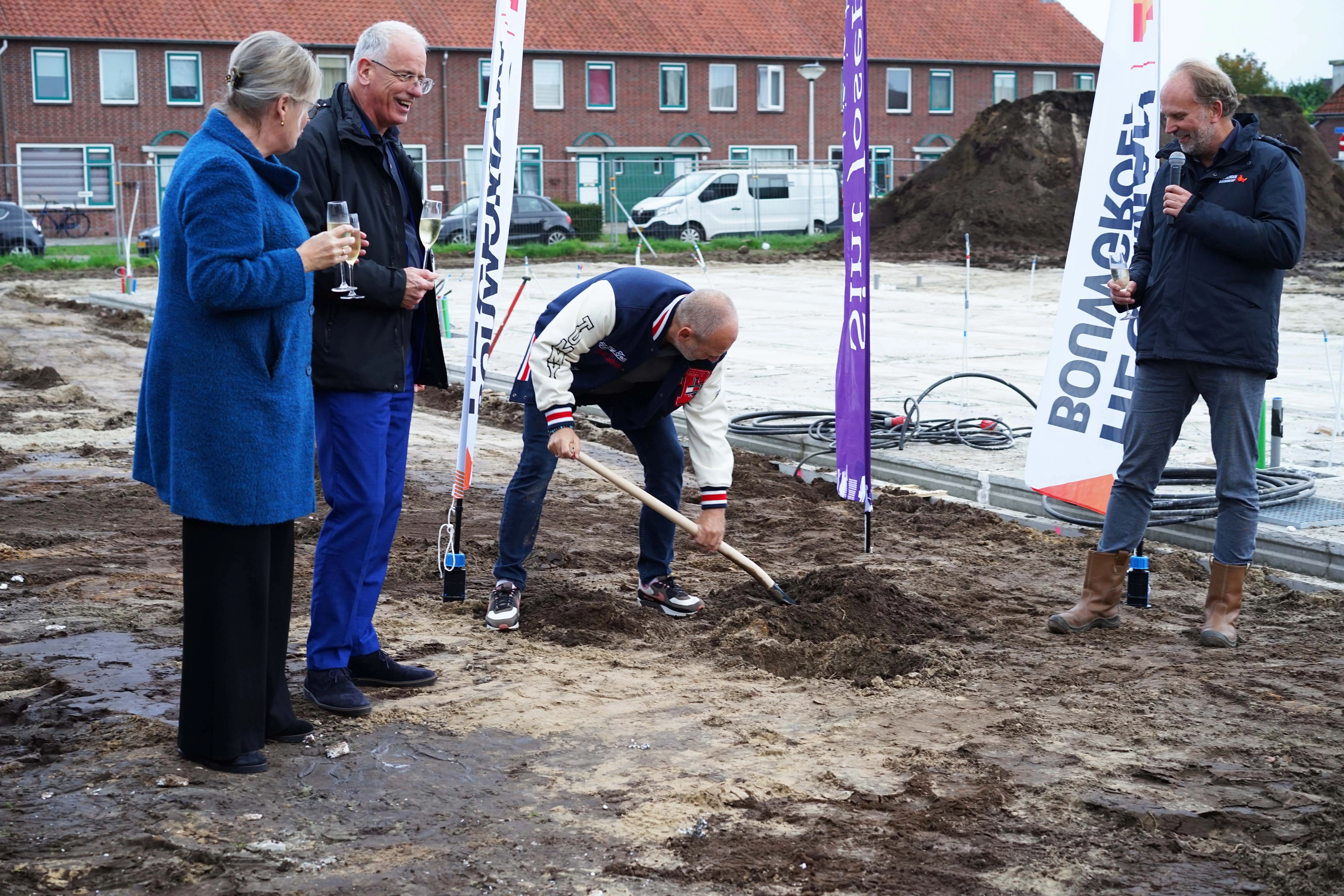 Start bouw 21 woningen De Juffers in Almelo feestelijk gevierd